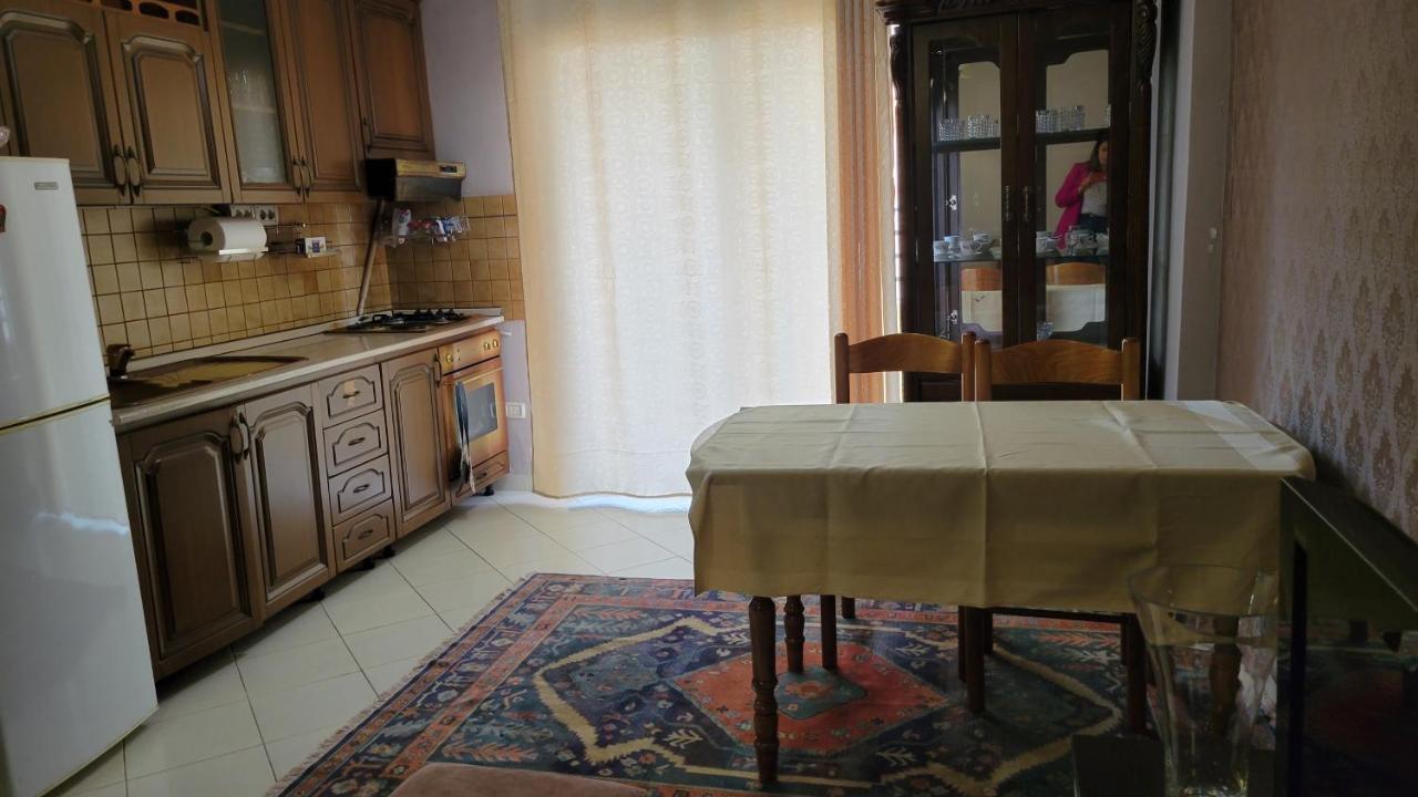 Charming Apartment Lushnje Екстер'єр фото