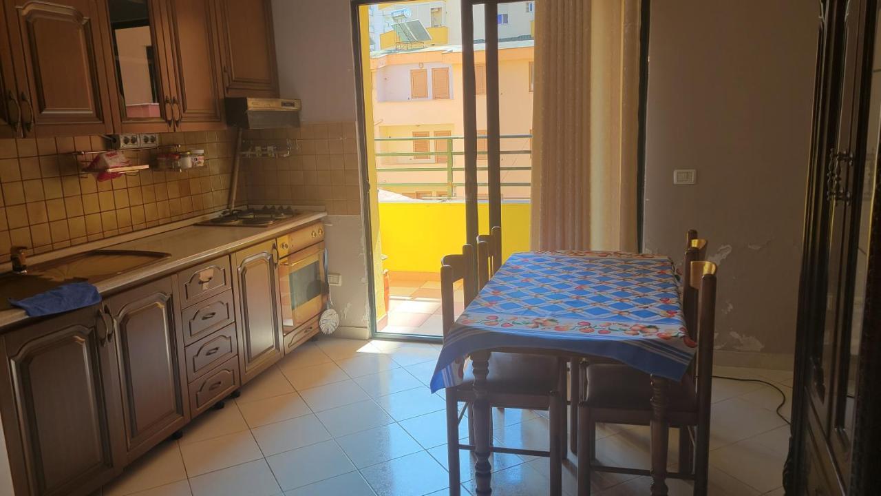 Charming Apartment Lushnje Екстер'єр фото