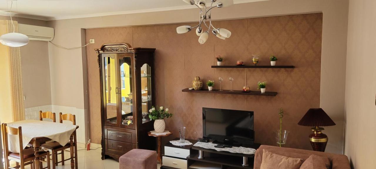 Charming Apartment Lushnje Екстер'єр фото