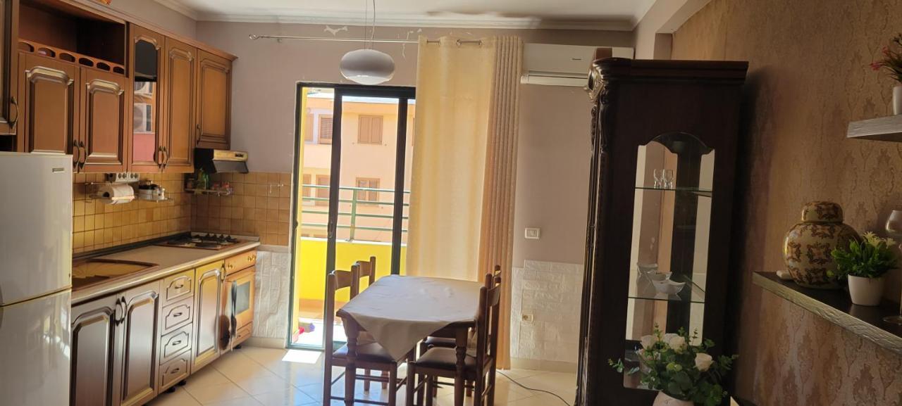 Charming Apartment Lushnje Екстер'єр фото